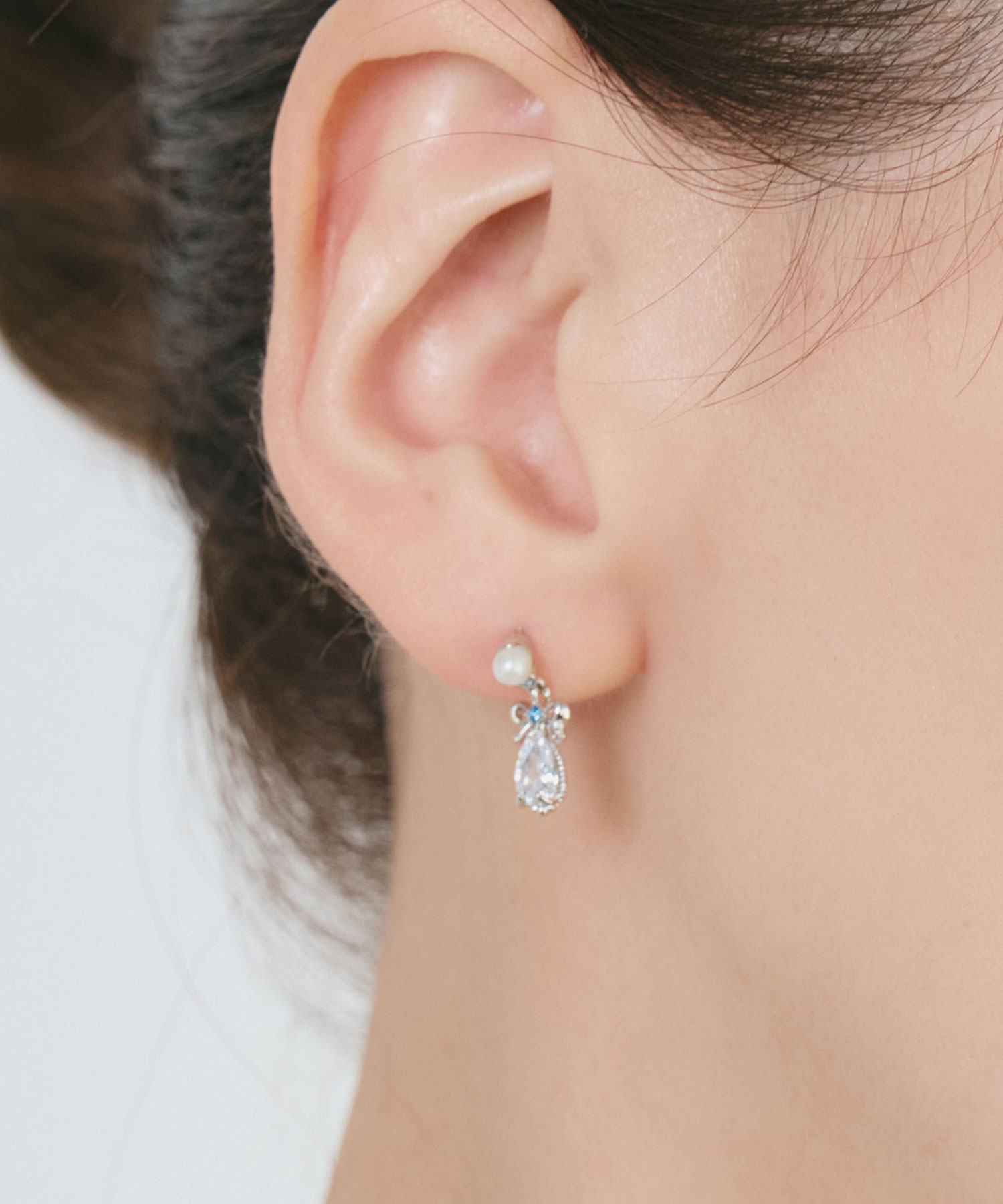 エトワールブルーリボンドロップチタンポストピアス