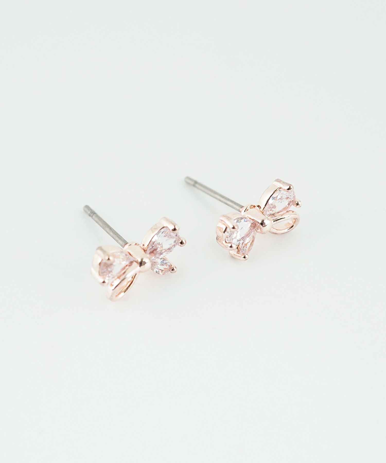 リボンキュービックチタンポストピアス