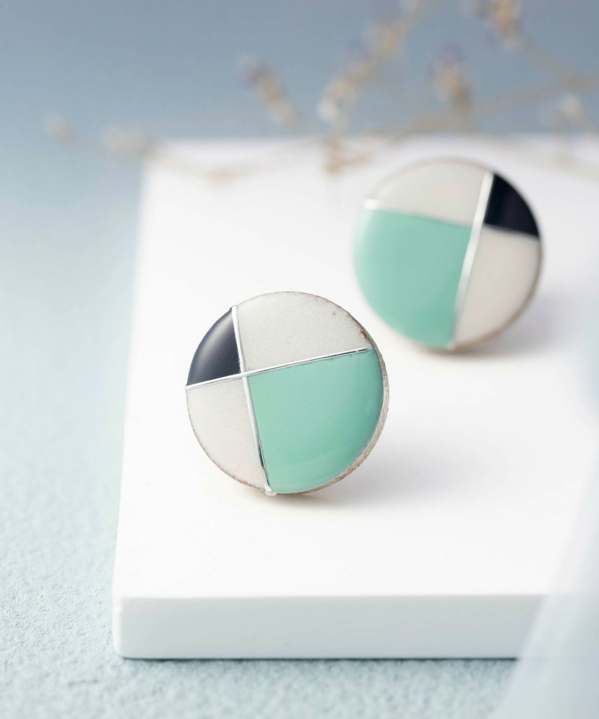 美濃焼フレンチクラシカルグリッドチタンポストピアス【MIKELO】