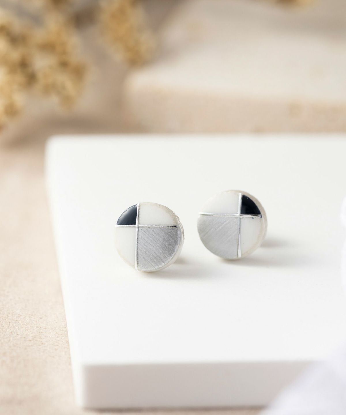 美濃焼フレンチクラシカルグリッドプチチタンポストピアス【MIKELO】