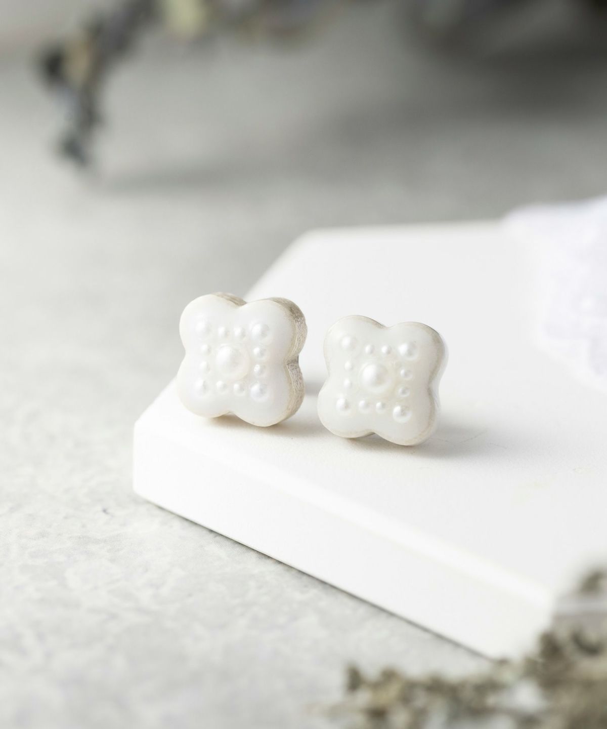 美濃焼小花開花パールチタンポストピアス【MIKELO】