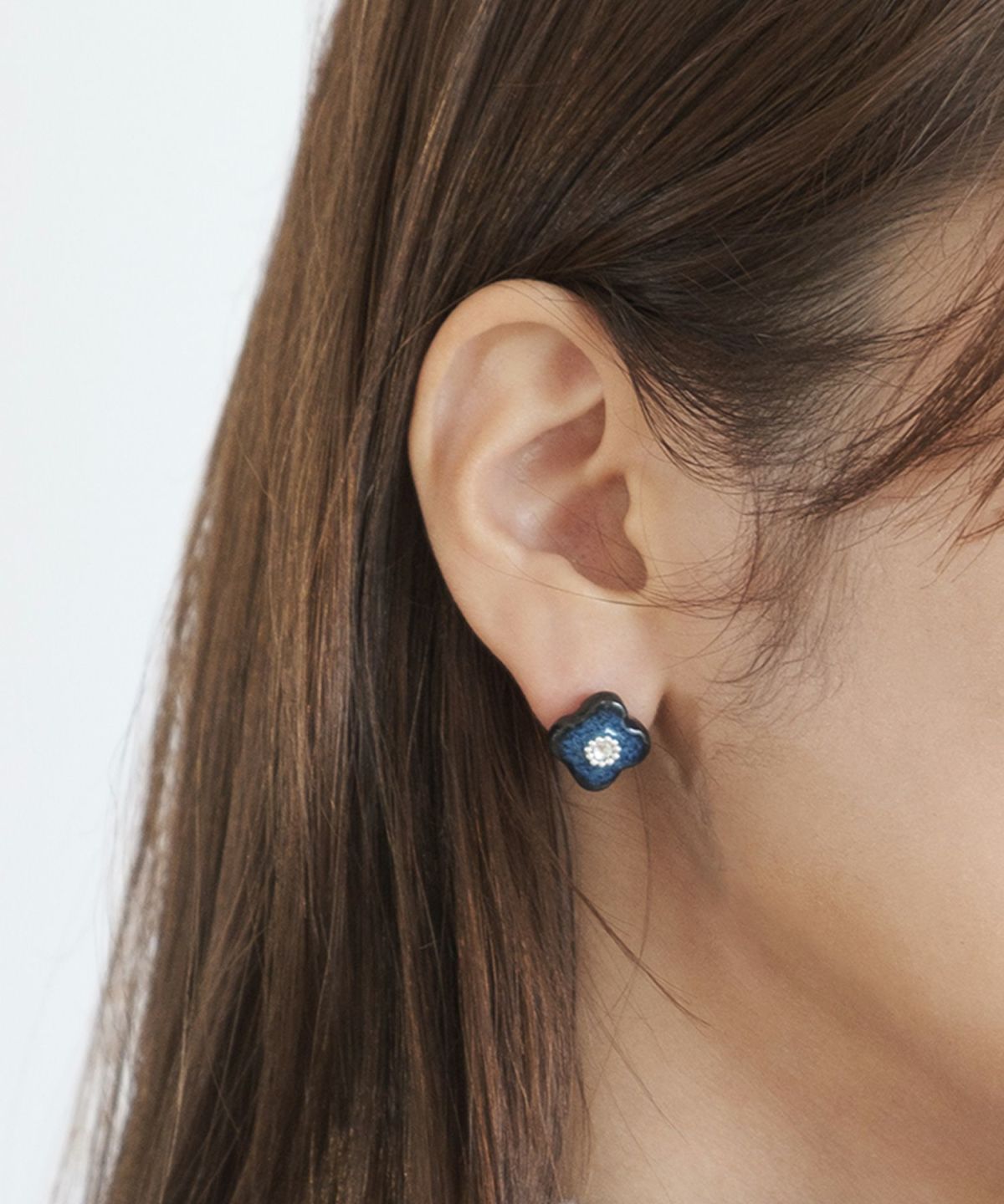 「tou」美濃焼スワロフスキーフラワーチタンポストピアス【MIKELO】