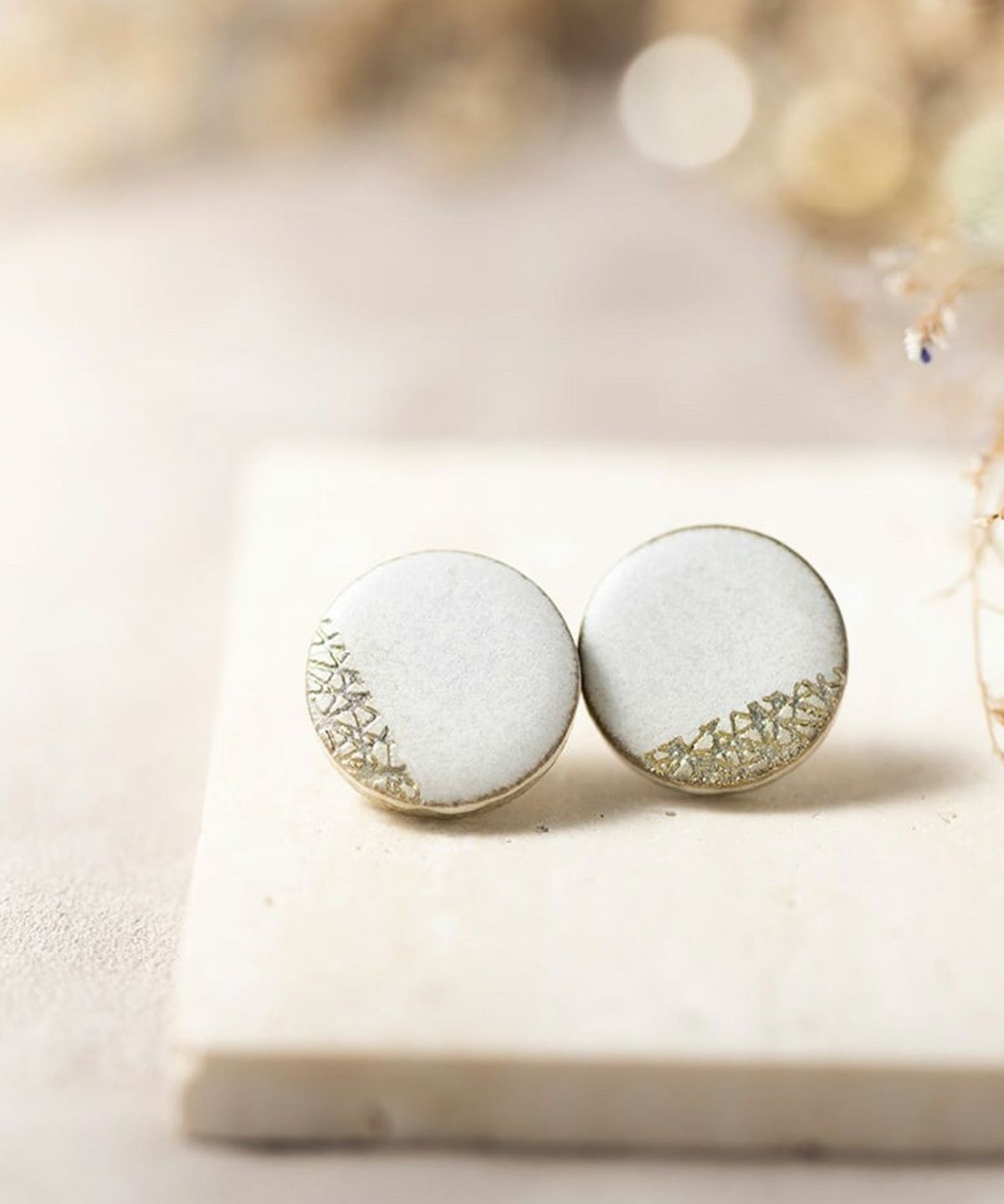 「carve」美濃焼木漏れ日チタンポストピアス【MIKELO】